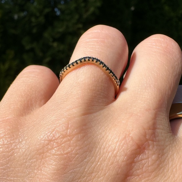 Marrow Fine 14k Gold and black diamond simple wave band - Picture 9 of 15